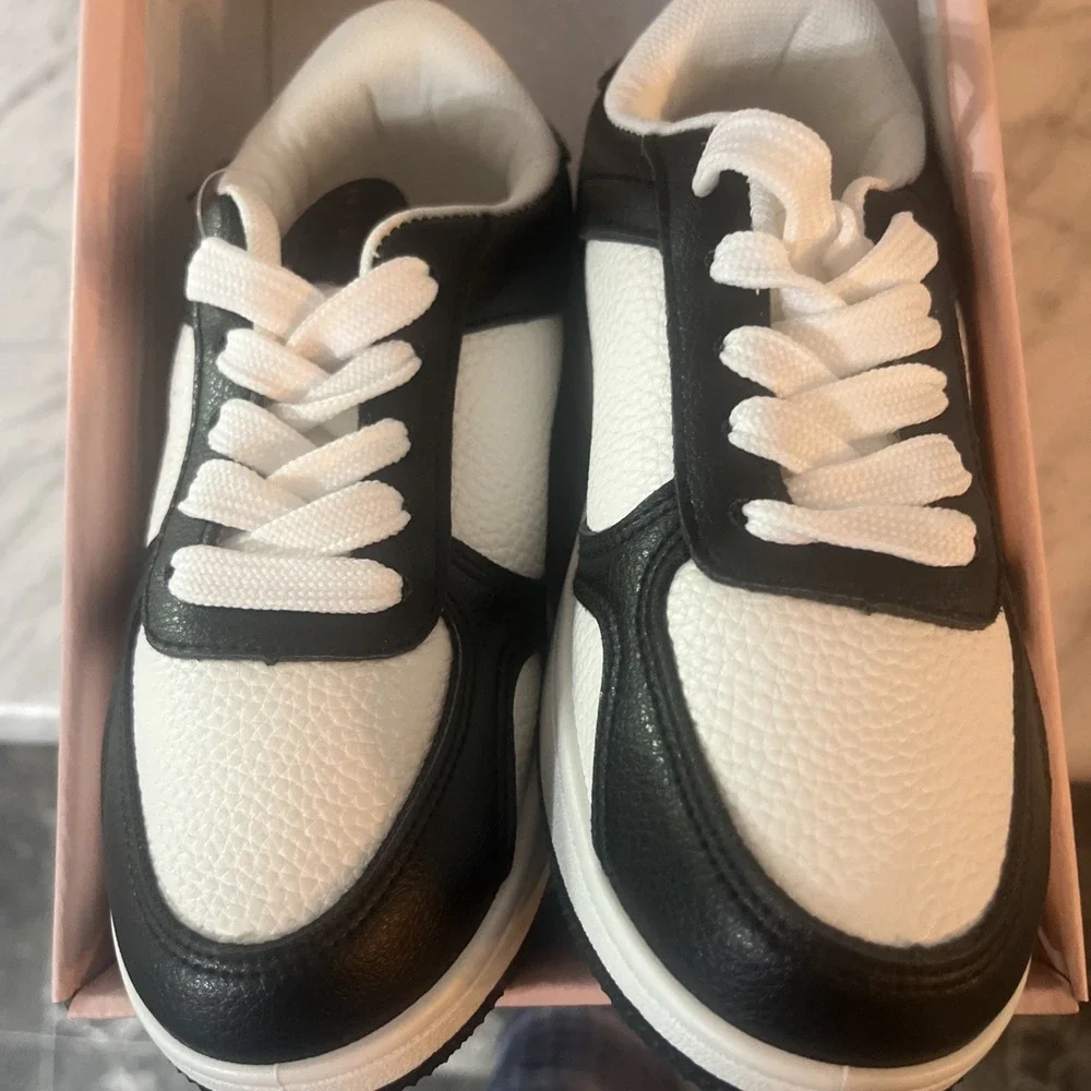 NIB Danskin Girl's PLANK-G Lace Up‎ Sneakers Size 12 Black & White